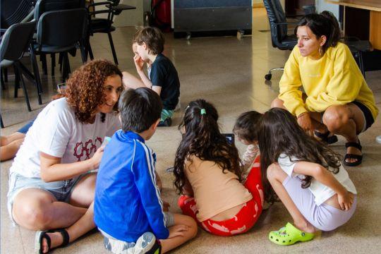 Docentes en actividades con niños